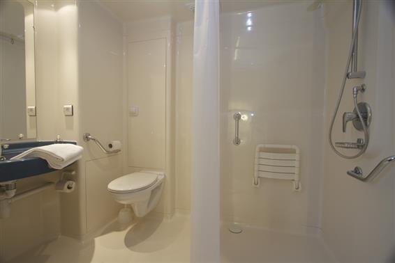 Douche de la chambre pour personnes à mobilité réduite - ibis Hotel Concarneau